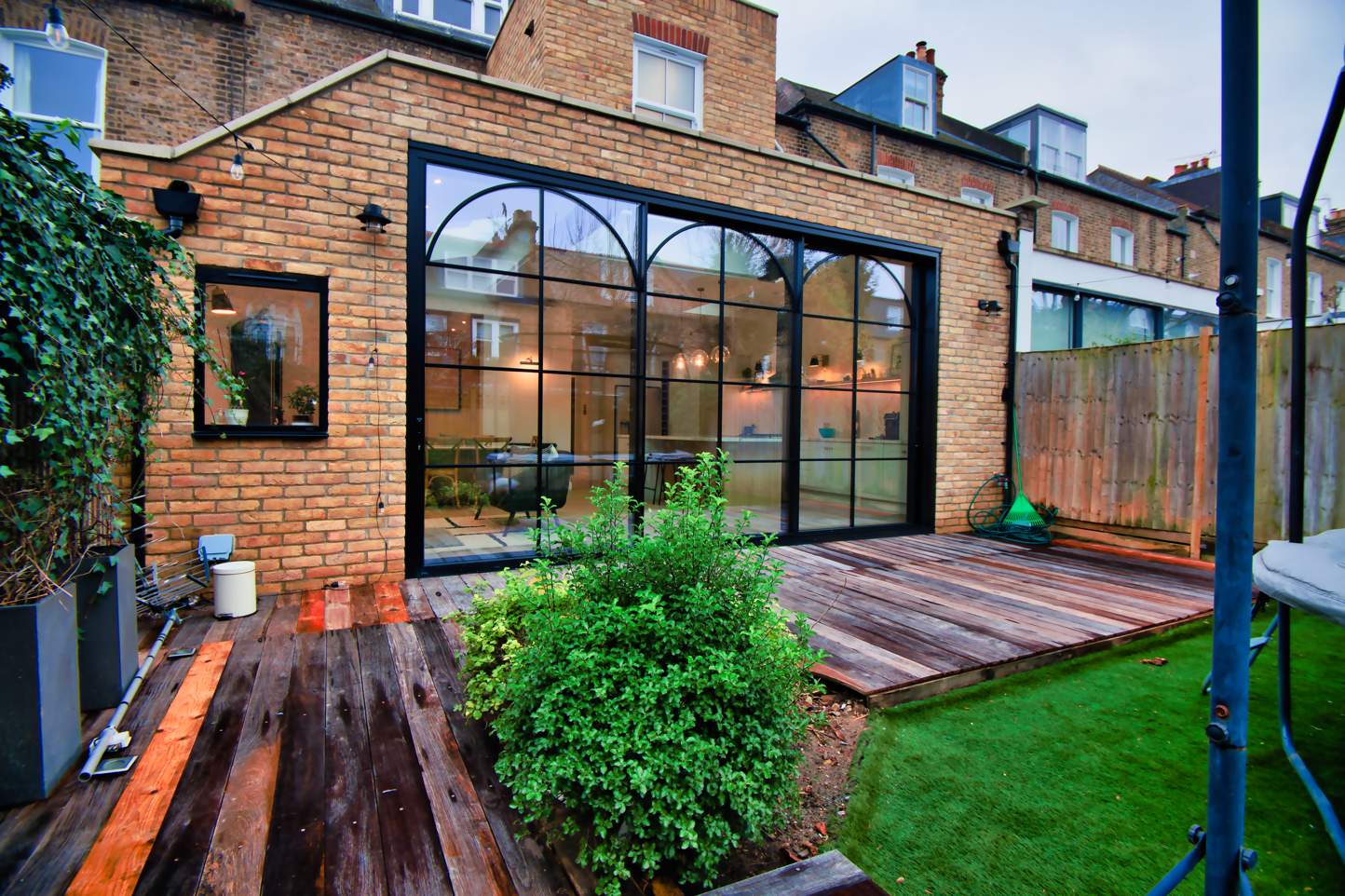 Single-storey extension with full-height sliding glazing