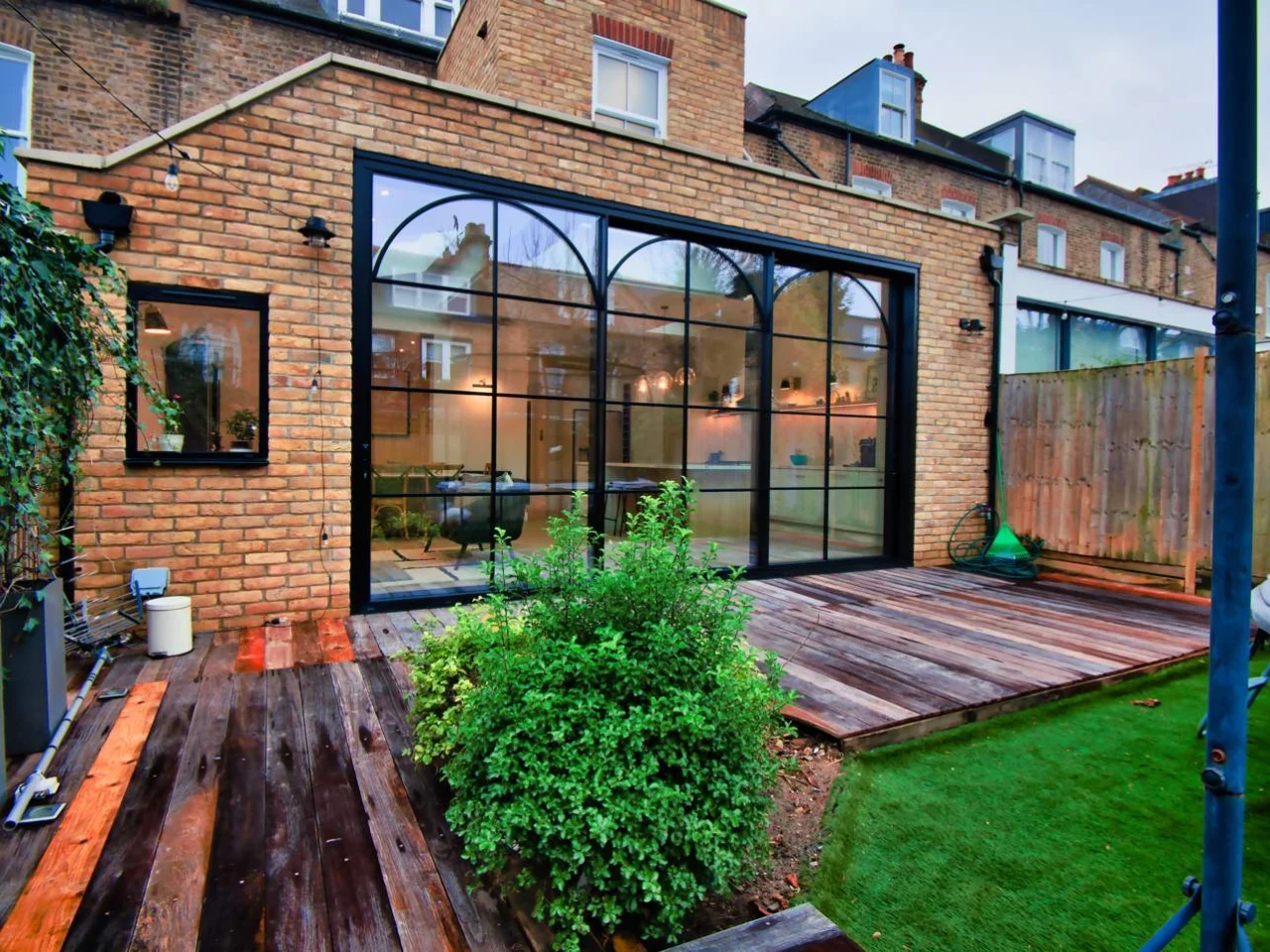 House extension opening onto the garden through sliding doors