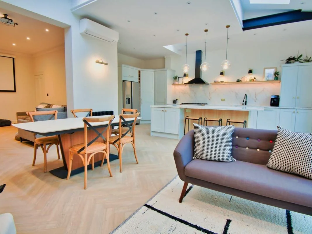 Open-plan kitchen and living room by AXE Construction
